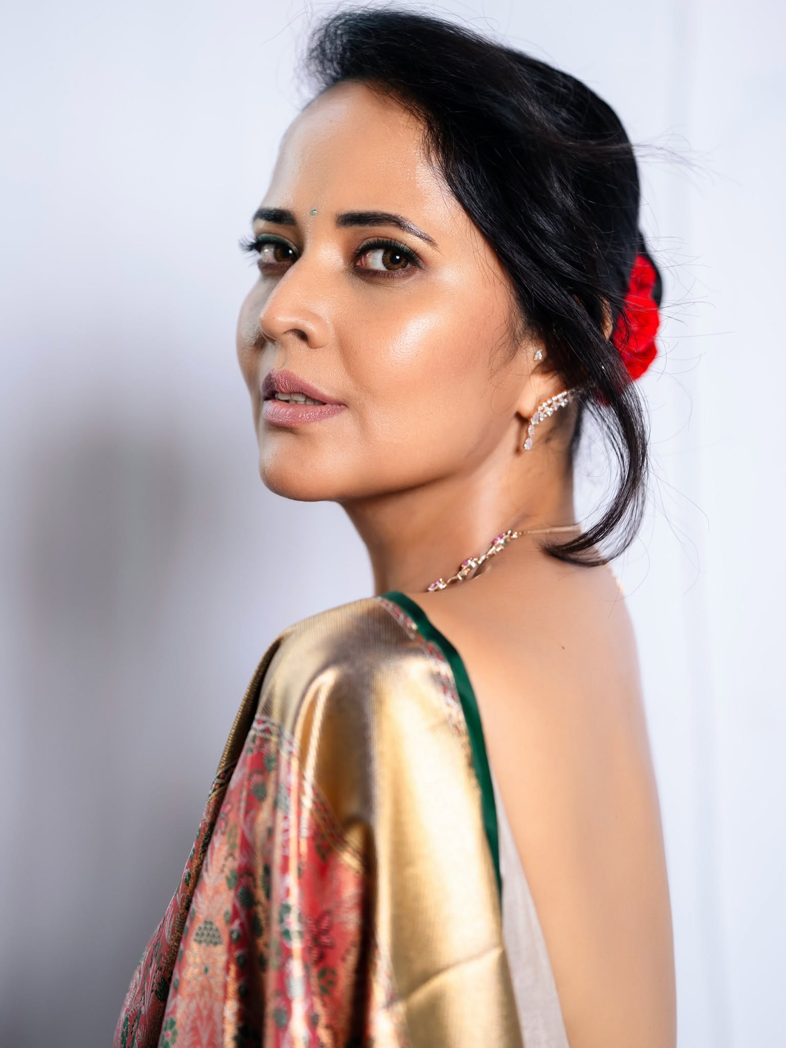 పట్టుచీర, బ్లౌజ్ న్యూ లుక్ తో అనసూయ భరద్వాజ్ - ఫోటో 1 Anasuya Bhradwaj Pattu Saree and Red Blouse Gallery