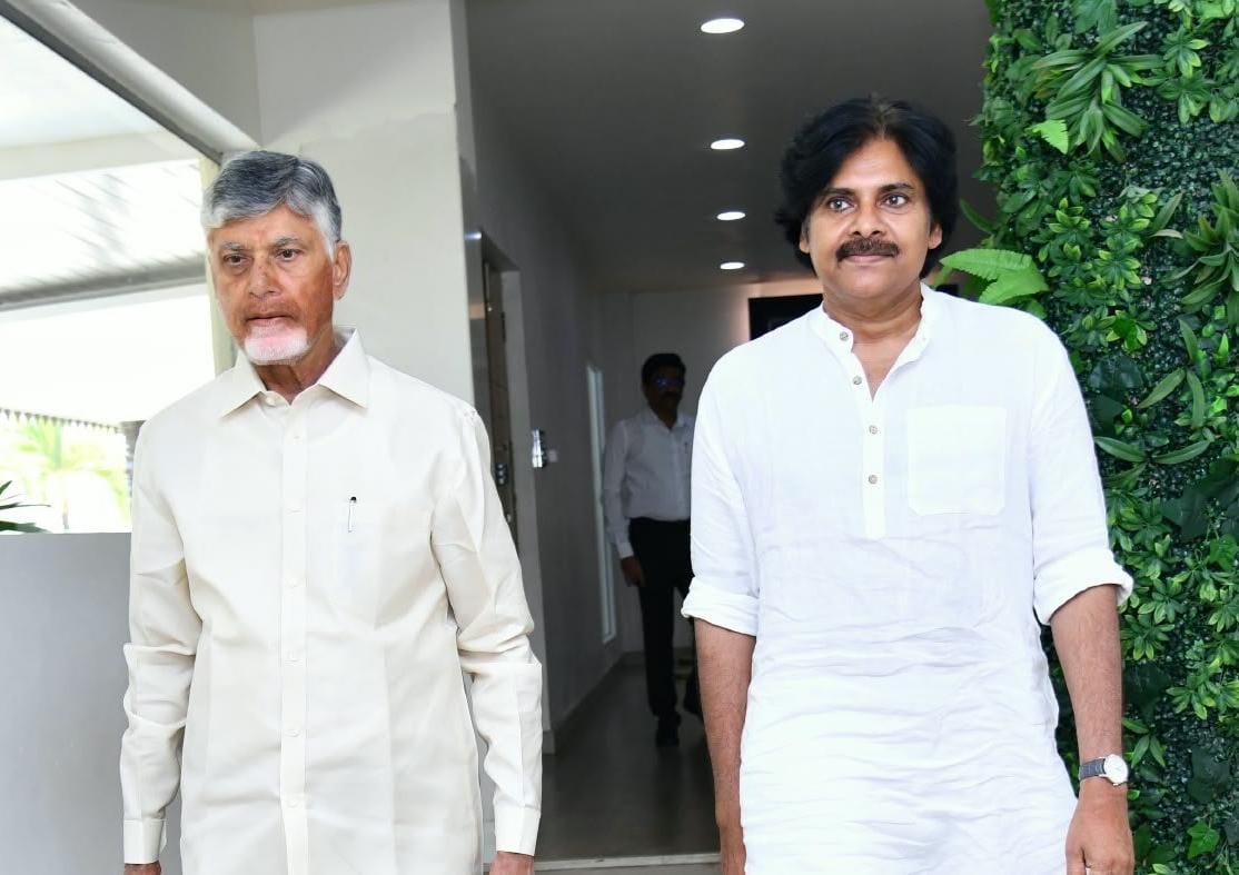 ఒకే ఫ్రేమ్లో సీఎం చంద్రబాబు, పవన్, మాధవ్ ఒకే ఫ్రేమ్లో సీఎం చంద్రబాబు, పవన్, మాధవ్