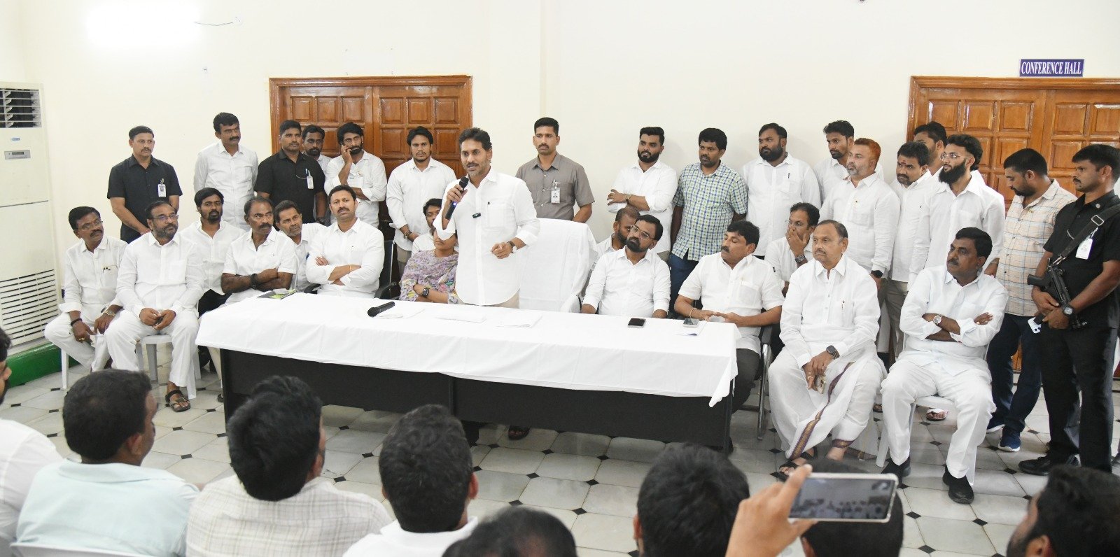 జగన్ తీరుతో వైసీపీలో అంతర్మథనం..! జగన్ తీరుతో వైసీపీలో అంతర్మథనం..!