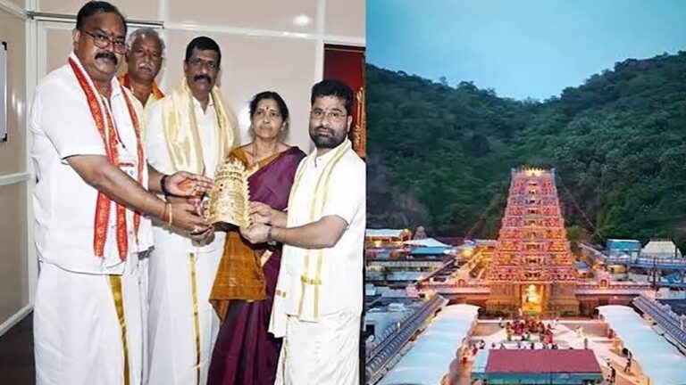 దుర్గమ్మకు రూ.75 లక్షల విలువైన స్వర్ణ కిరీటం కానుక దుర్గమ్మకు రూ.75 లక్షల విలువైన స్వర్ణ కిరీటం కానుక