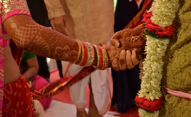 పెళ్లి చేసుకుంటే రూ.5 లక్షలు.. బంపర్ ఆఫర్