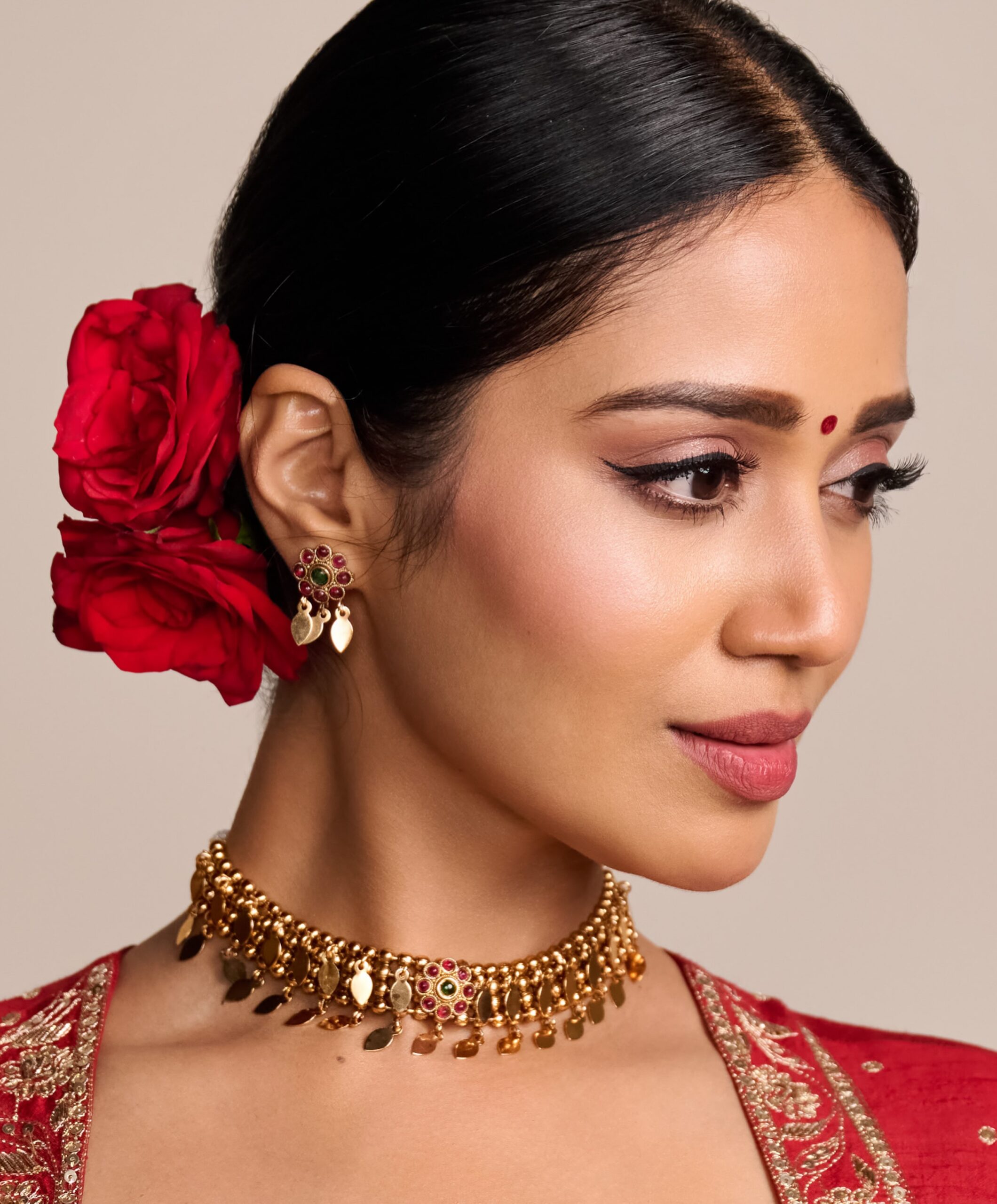 ఎర్రని లెహంగాలో మెరిసిపోతున్న అందాల తార నివేతా - ఫోటో 8