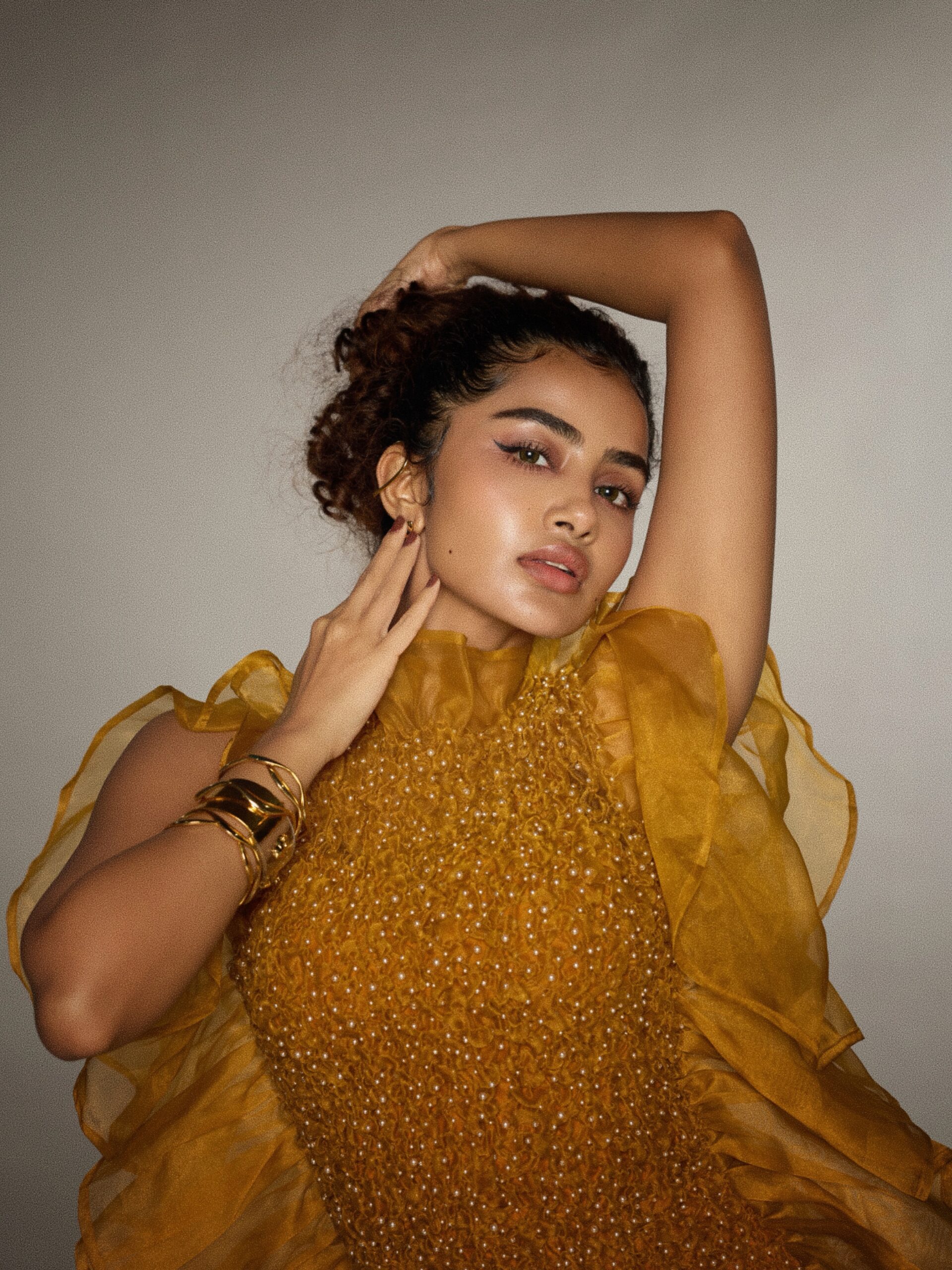 ఎల్లో డ్రెస్‌లో అనుపమ పరమేశ్వరన్ అందాల సందడి - ఫోటో 4