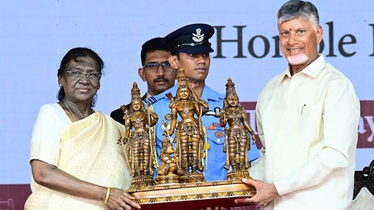 గ్రాండ్‌గా సరస్ మేళా.. స్టాల్‌లో చీరకొన్న ముర్ము