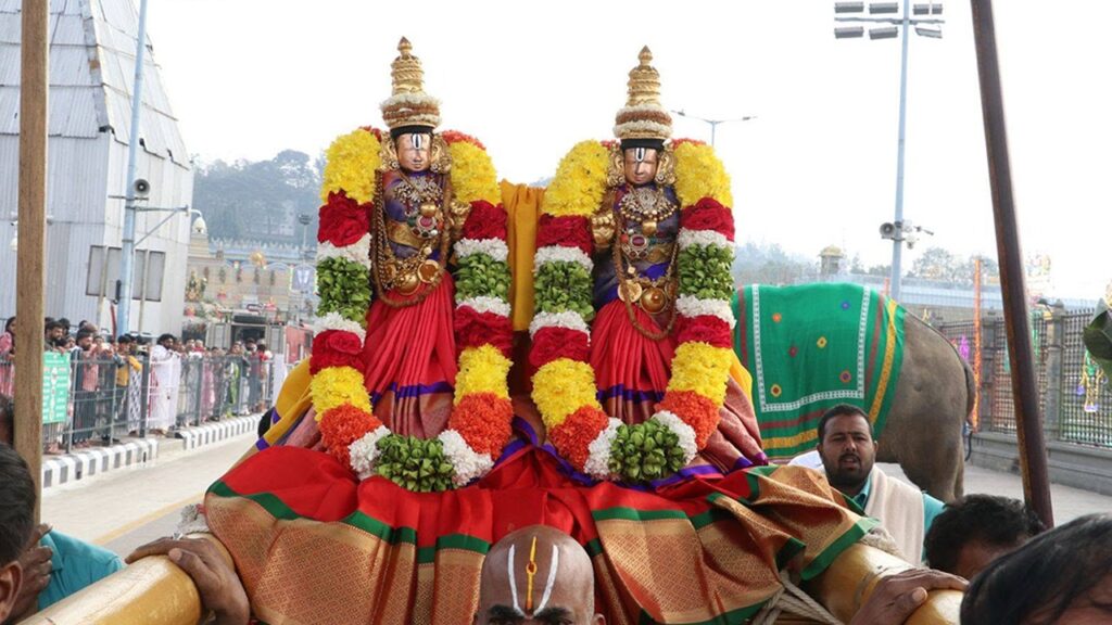తిరుమలలో వైభవంగా గరుడ సేవ ..భారీ వర్షాన్ని సైతం లెక్కచేయని భక్తులు తిరుమలలో వైభవంగా గరుడ సేవ ..భారీ వర్షాన్ని సైతం లెక్కచేయని భక్తులు